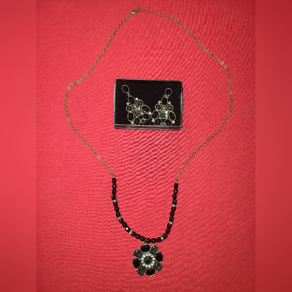 🩷3/$15🩷Costume Jewlery Set of Earrings + Necklace